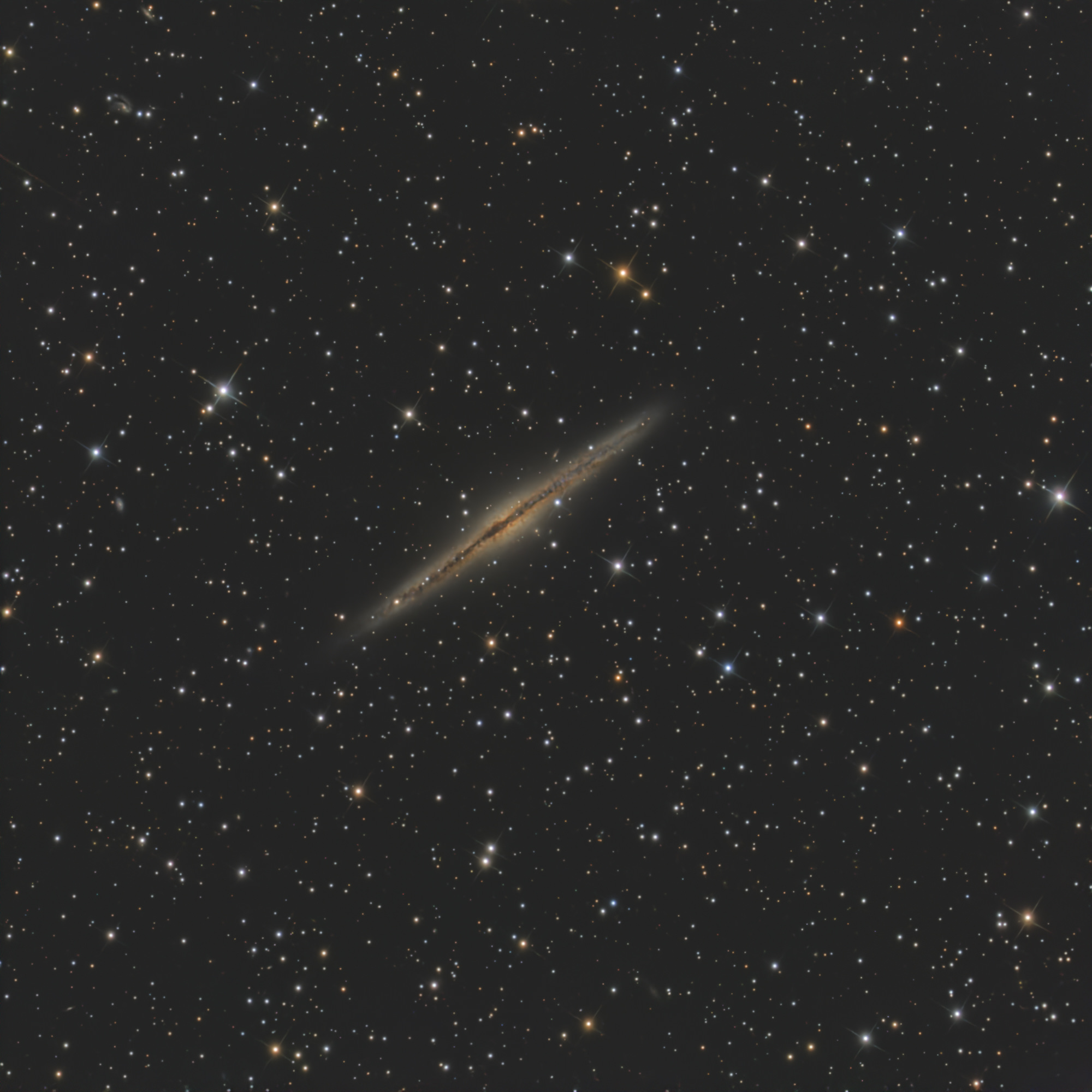 Die Edge-On Galaxie NGC891 liegt im Sternbild Andromeda.